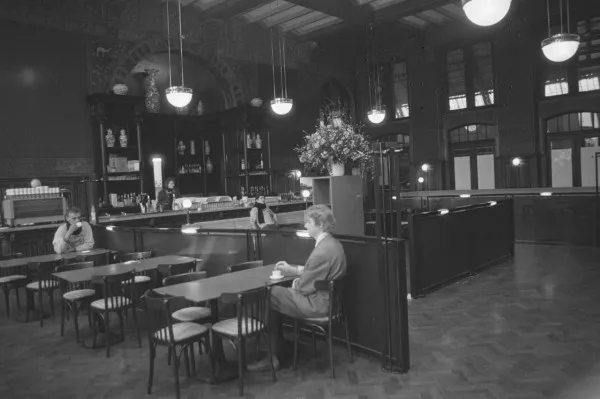 Afbeelding uit: december 1986. De heropening van Grand Café Restaurant "1e Klas".