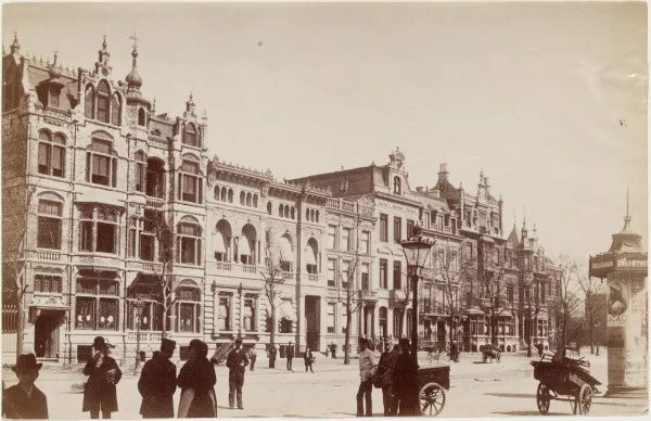 Afbeelding uit: circa 1890. De rij huizen tussen Frederiksplein en Amstel. In het midden nummer 7 in de oorspronkelijke staat.
Bron afbeelding: SAA, bestand OSIM00001003765.