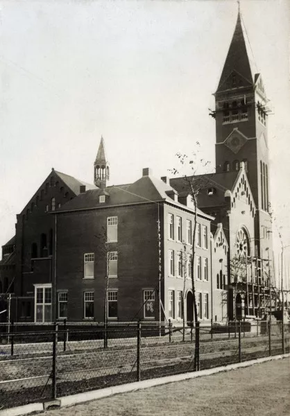 Afbeelding uit: 1910. Pastorie en kerk, nog tijdens de bouw.