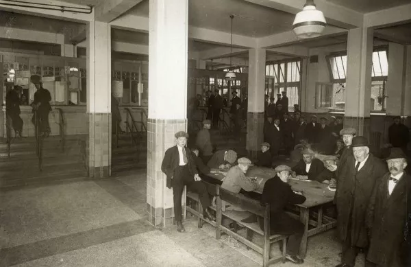 Afbeelding uit: 1925. Mannen in het wachtlokaal van de Arbeidsbeurs.