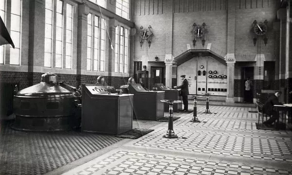 Afbeelding uit: 1914. De machinekamer vlak na de ingebruikname.