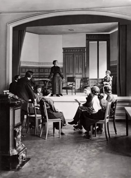 Afbeelding uit: 1915. Leerlingen krijgen les van Adriaan van der Horst.