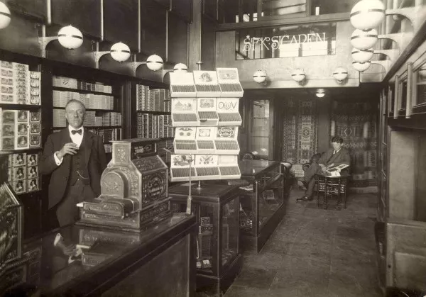 Afbeelding uit: 1921. Op nummer 52 was in 1921 sigarenwinkel Middelburg Bolt gevestigd.
