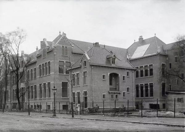 Afbeelding uit: 1909. Situatie in 1909. Het huis naast het laboratorium was een dienstwoning; afgebroken in 1966.