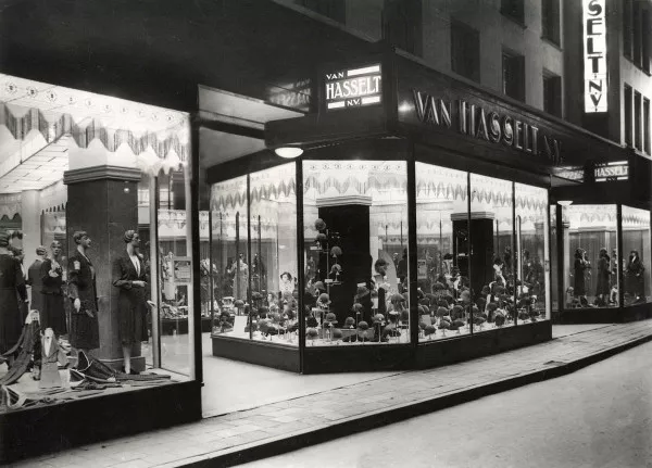 Afbeelding uit: 1931. Etalage van damesmodewinkel Van Hasselt.