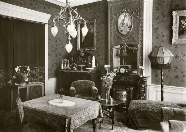 Afbeelding uit: 1928. Rond 1930 was nummer 1017 in gebruik als pension Maison de Man. Dit was de salon.