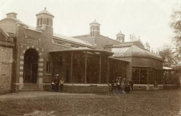 Afbeelding uit: 1909. Het apenhuis niet lang na de opening.
