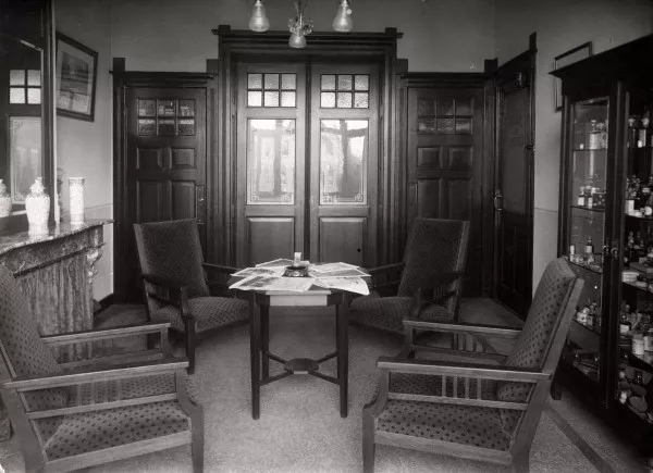 Afbeelding uit: 1913. De wachtkamer van kapper Bartels.