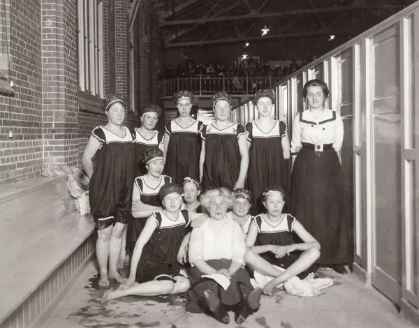 Afbeelding uit: 1912. Bij de opening van het Zuiderbad trad onder meer deze gecostumeerde zwemgroep op.