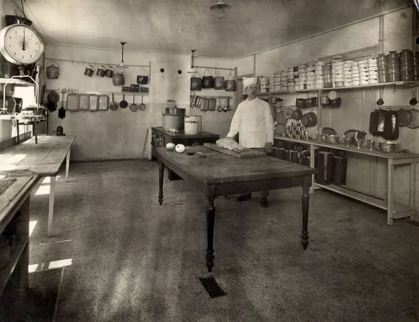 Afbeelding uit: 1922. De koosjere keuken van het restaurant van huize Cats.