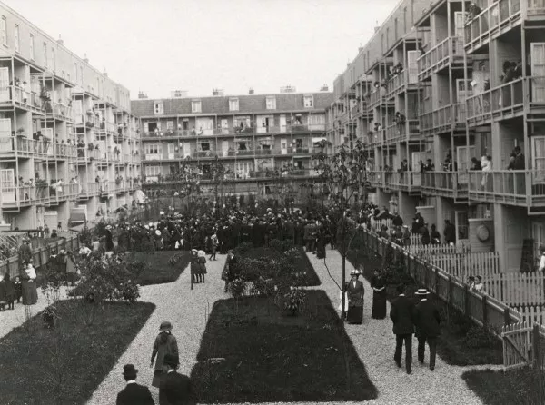 Afbeelding uit: 1914. Opening van de gemeenschappelijke binnentuin. Gezien naar de korte kant aan de Lootsstraat (dat deel is niet door Van der Pek ontworpen).