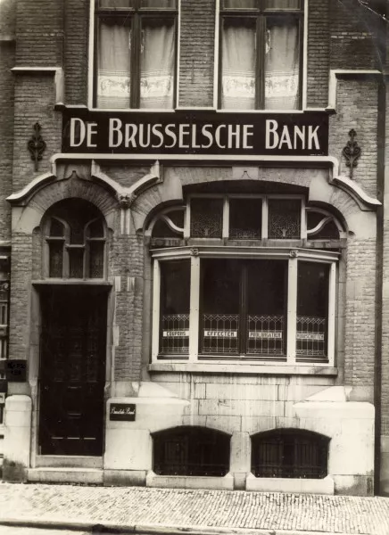 Afbeelding uit: 1923. Beursstraat. De tekst in de erker luidt "Coupons, effecten, prolongatiën, voorschotten". De Brusselsche Bank was in 1923 in opspraak geraakt vanwege een zwendelaffaire.