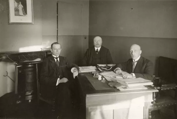 Afbeelding uit: 1921. Het laatste college van Nieuwendam: de wethouders A. Prins en D. Pauws, en burgemeester F. Jas (rechts).