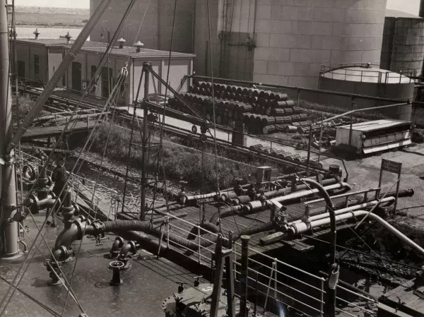 Afbeelding uit: onbekend. Eerste helft 20e eeuw. Foto genomen vanaf een tankschip, dat volgens het bijschrift gevuld werd met olie uit een van de reservoirs.