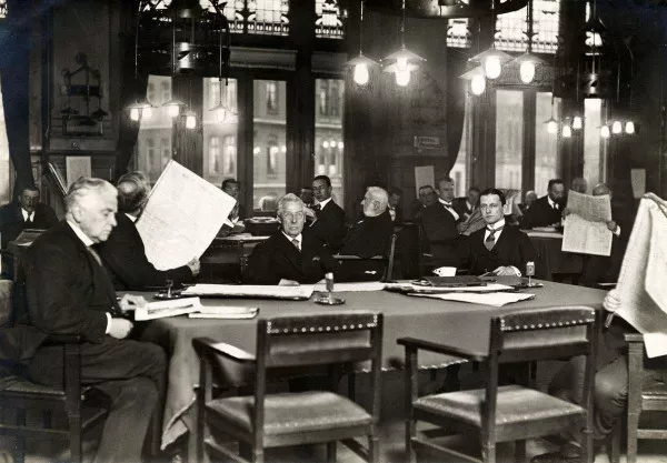 Afbeelding uit: 1917. Heren in de leeszaal.