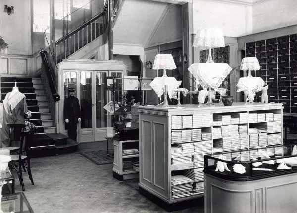 Afbeelding uit: 1914. Interieur van de tricotage-afdeling, met liftboy.