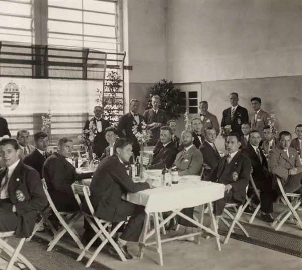Afbeelding uit: 1928. Een van de lokalen was in 1928 ingericht als eetzaal voor de hier verblijvende Hongaarse deelnemers aan de Olympische Spelen.