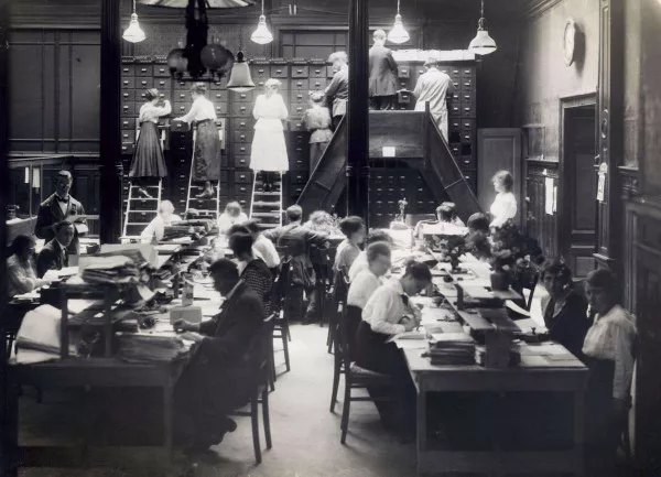 Afbeelding uit: 1920. Medewerkers van de Raad van Arbeid aan het werk.