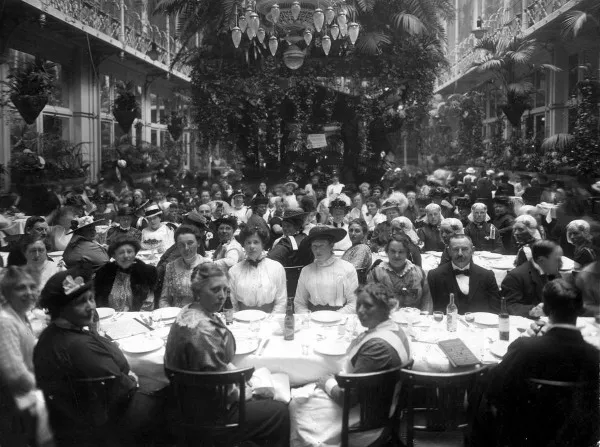 Afbeelding uit: 1916. Banket gehouden na een betoging voor kiesrecht voor vrouwen.