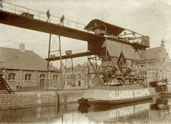 Afbeelding uit: 1910. Steenkolenlaadplaats aan de Haarlemmervaart.
