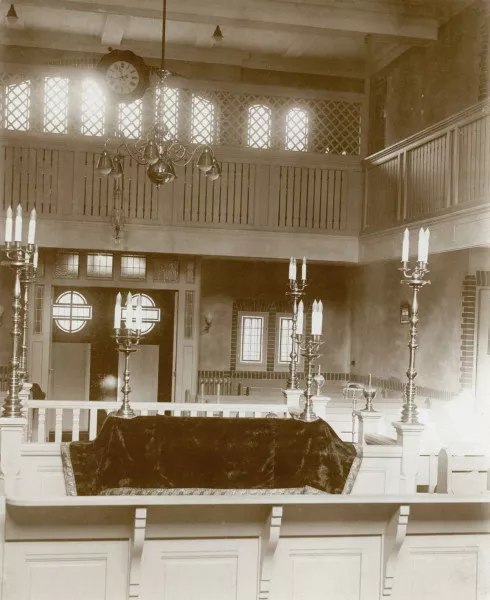 Afbeelding uit: 1913. Interieur, gezien naar de ingang.