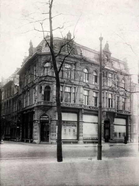 Afbeelding uit: 1912. In 1912 was de ruimte van Van Wisselingh ingenomen door de oestersalon van L. Hoek. Op de verdieping was het Nederlandse kantoor van de Engelse verzekeraar The Gresham.