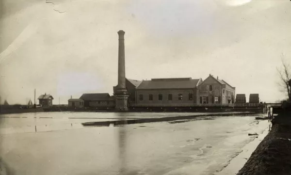 Afbeelding uit: 1912. Het oude stoomgemaal, in het jaar dat het geëlektrificeerd werd.