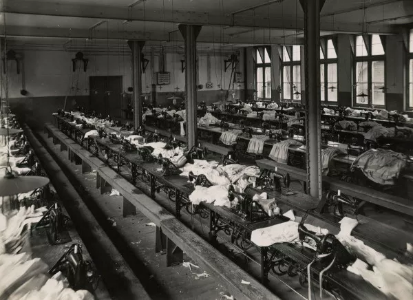 Afbeelding uit: 1918. Lange rijen naaimachines in het confectie-atelier.