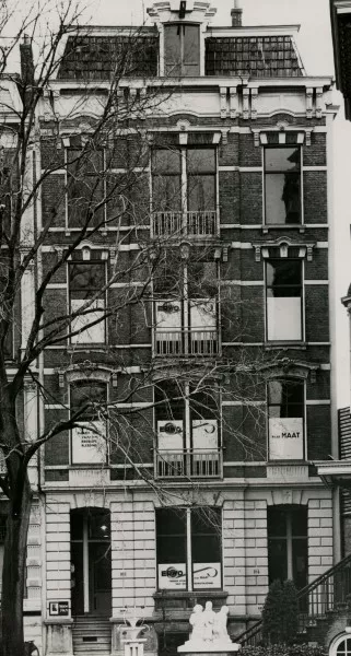 Afbeelding uit: 1935. In de jaren '30 was hier het confectiebedrijf Erwo gevestigd, van eigenaar Ernst Wolf (Siegburg 1905 - Sobibor 1943). Na de oorlog heeft er enige tijd een tapijthandel gezeten.