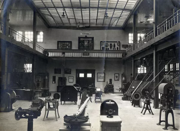 Afbeelding uit: 1912. Interieur, met allerlei machines die aan de veiligheidsnormen van dat moment voldeden.