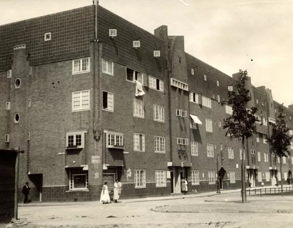Afbeelding uit: 1921. Hoek Oostzaanstraat (links).
