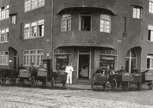 Afbeelding uit: 1925. Hoek Rijnstraat: bakker C.J. Schutte, zijn knechten en hun karren.