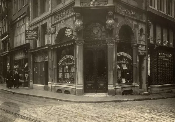 Afbeelding uit: 1916. In juni 1916 kwam hier muziekinstrumentenhandel Van Overbeeke & Co.