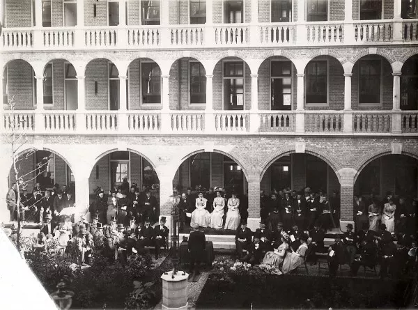 Afbeelding uit: juli 1909. Binnenplaats, tijdens de opening.