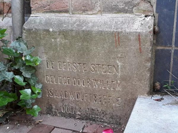 Afbeelding uit: juni 2018. "De eerste steen gelegd door Willem Isaac Wolff Beffie oud 4 jaar". De datum (12 februari 1884) is achter de straatstenen verdwenen. Willem (1880-1950) werd net als zijn vader diamantair en bouwde met de inkomsten daaruit een gerenommeerde kunstcollectie op.