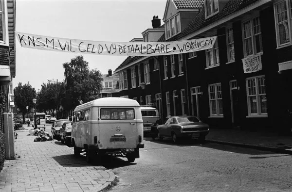 Afbeelding uit: juni 1979. Bewonersprotest tegen de voorgenomen van de woningen door eigenaar KNSM aan een particuliere belegger. Dat plan ging uiteindelijk niet door. Rechts Koekoeksstraat 40-52 (toen nog 26-34).