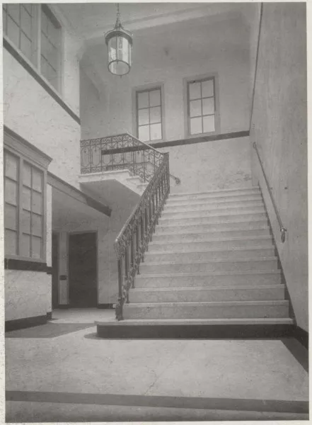 Afbeelding uit: circa 1915. Vestibule.