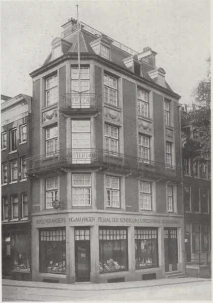 Afbeelding uit: circa 1915. Het pand als filiaal van de Koninklijke Utrechtsche Sigarenfabriek HG & MA Hagen.