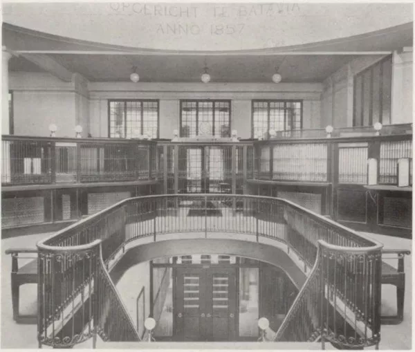 Afbeelding uit: circa 1915. De hal op de eerste verdieping, met trap vanaf de begane grond.