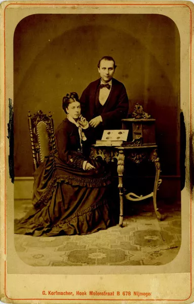 Afbeelding uit: 1886. H.W. Verheij en zijn echtgenote Everdina Philippina Hoijinck (1850-1911). De foto is vermoedelijk gemaakt ter gelegenheid van hun huwelijk, in 1886 in Nijmegen.