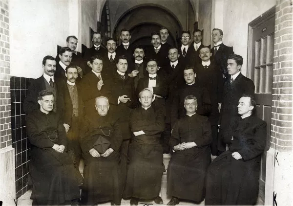 Afbeelding uit: 1912. Paters Jezuïeten en een aantal oud-leerlingen van het r.-k. gymnasium.