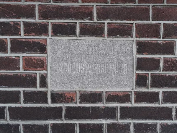 Afbeelding uit: juni 2018. Op deze steen in de voorgevel staat:
GEDENKSTEEN 
GELEGD DOOR 
JACOBUS VERSCHUUR
10|8 1900