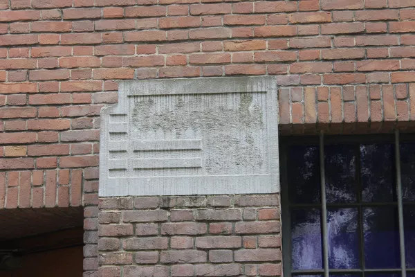 Afbeelding uit: juni 2018. De tekst op de steen links van de ingang is verwijderd. Zo te zien begon het met 'Geref'.