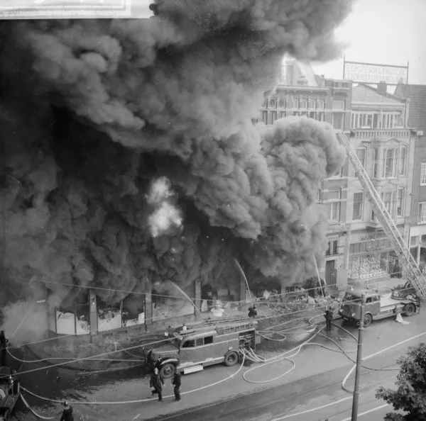 Afbeelding uit: september 1961. De brand op 11 september 1961.