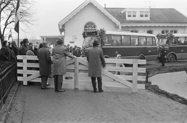 Afbeelding uit: november 1968. In 1968 kreeg het dorp voor het eerst een busverbinding (in 2018 vervangen door een op-afroep-systeem).