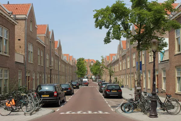 Afbeelding uit: juli 2018. Padangstraat na de renovatie, gezien richting Zeeburgerdijk. Rechts de huizen met oneven nummers.