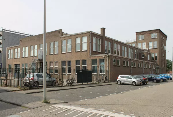 Afbeelding uit: augustus 2018. Achter- en zijkant, aan Van Bleiswijkstraat resp. Waterkeringweg.