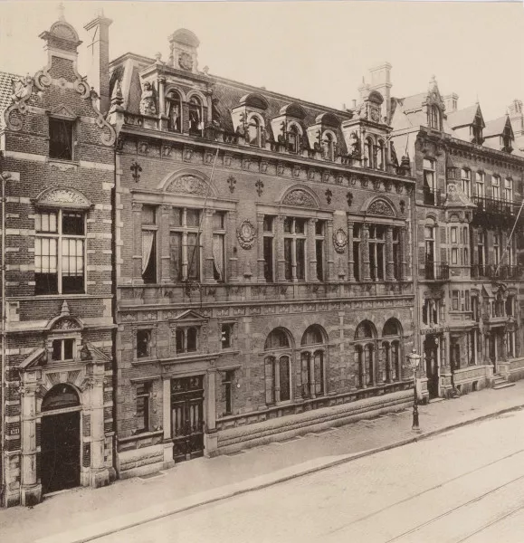 Afbeelding uit: circa 1890. Het gebouw van de Maatschappij tot Bevordering der Bouwkunst in de Marnixstraat (1885).
Bron afbeelding: SAA, bestand OSIM00008003374.
