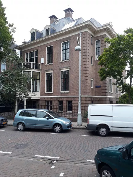 Afbeelding uit: augustus 2018. Achterzijde, Van Miereveldstraat. Rechts de zijgevel aan de Tenierstraat.