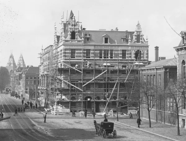 Afbeelding uit: 1892. Uitsnede. Het blokje is nog in aanbouw.